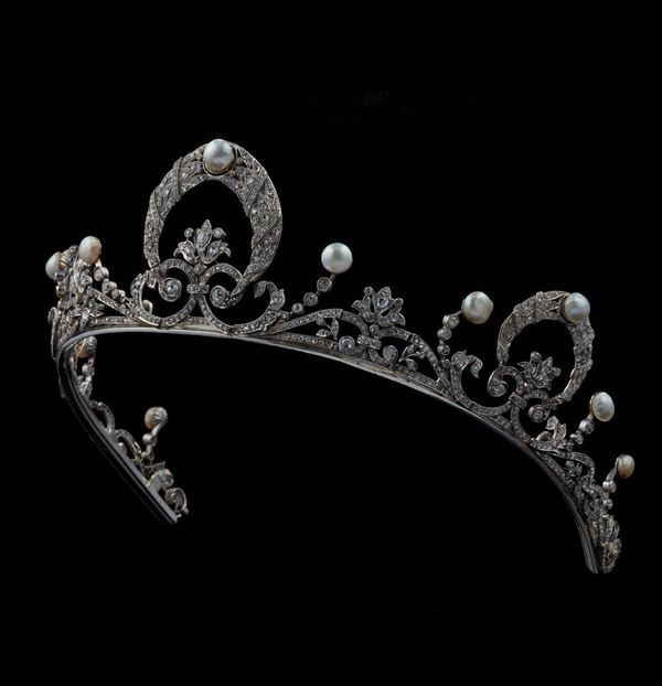 Raffinata tiara in platino, diamanti e mezze perle naturali