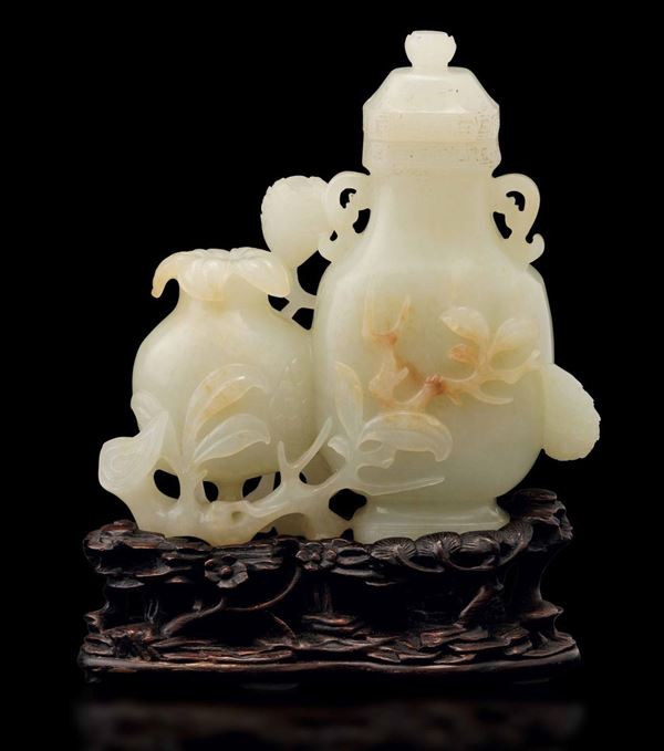 Vaso con coperchio finemente scolpito in giada bianca e russet decorato con elementi vegetali a rilievo e melograno, Cina, Dinastia Qing, epoca Qianlong (1736-1796)
