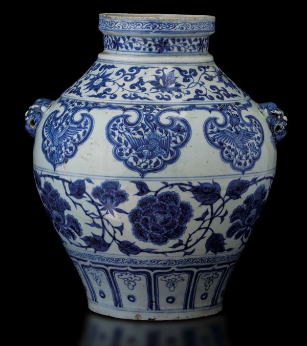 Rara ed eccezionale Jar in porcellana bianca e blu con decori floreali, figure di fenici entro riserve  [..]