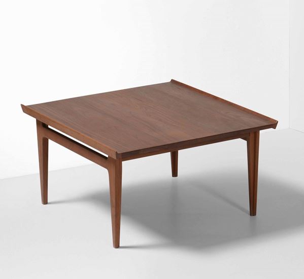 Tavolo basso con piano e struttura in legno.