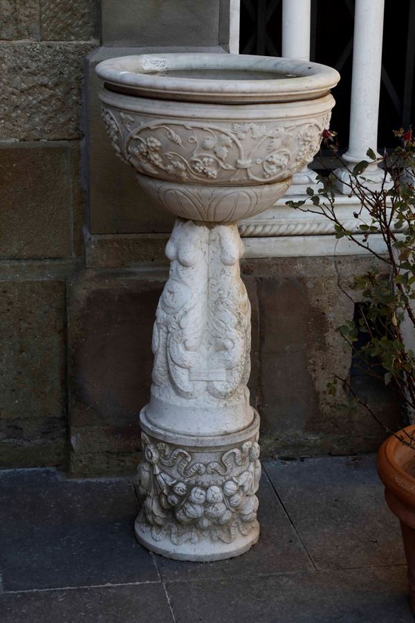 Vasca in marmo scolpito su base con cariatidi. XX secolo