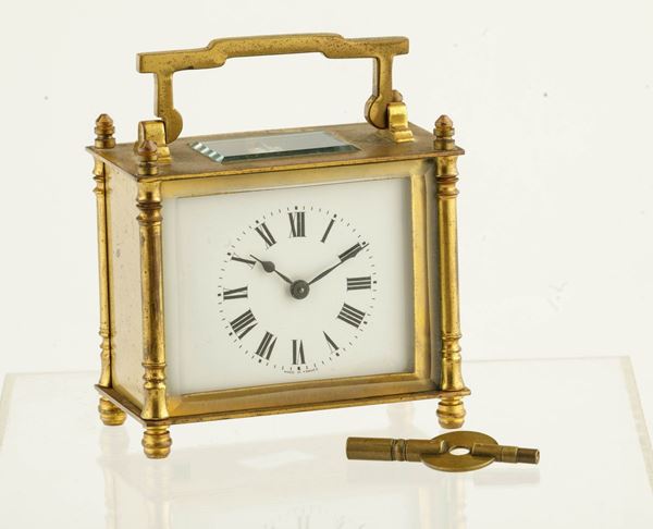 Orologio da tavolo francese in ottone dorato con scappamento a vista e carica a chiavetta, fine 1800.