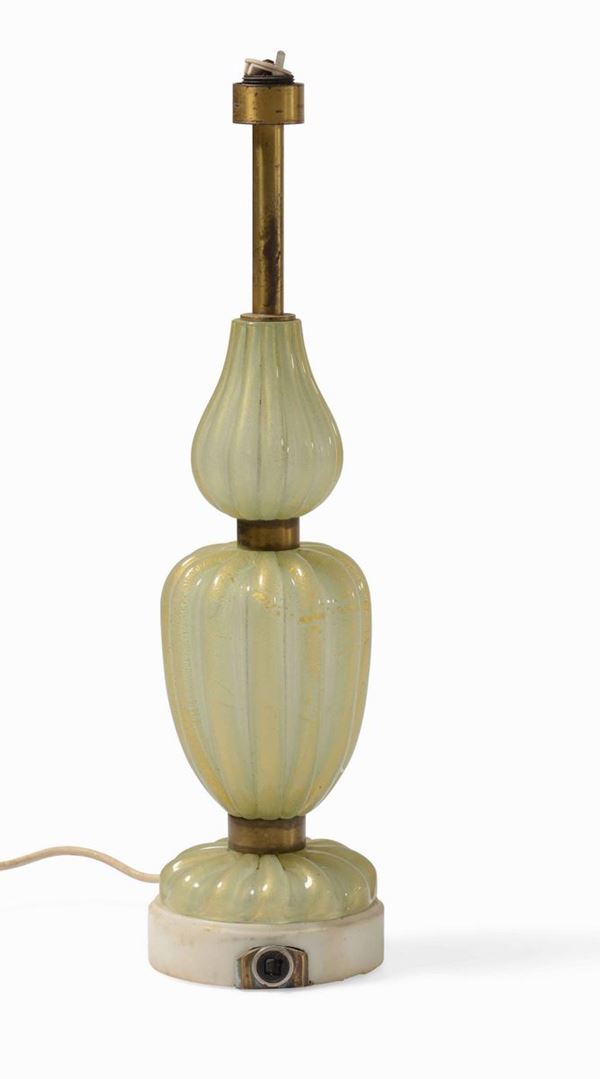 Lampada con struttura in ottone e vetro di Murano a foglia oro.