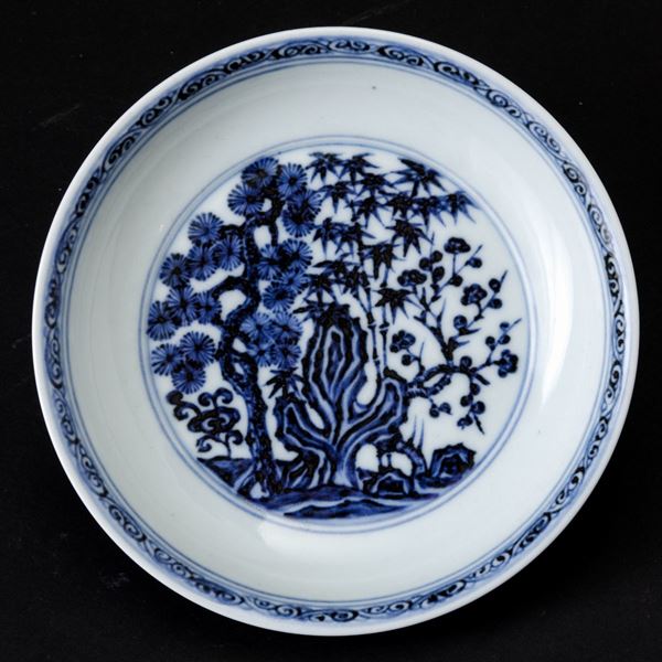 Piatto in porcellana bianca e blu con decori floreali e soggetto naturalistico centrale, Cina, XX sec [..]