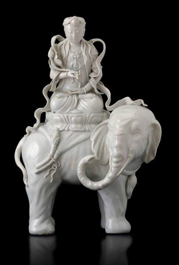 Gruppo in porcellana Blanc de Chine raffigurante Guanyin con collana seduta su elefante, Cina, Dinastia Qing, fine XIX secolo