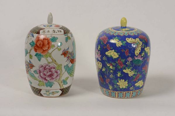 Due potiche differenti in porcellana Cina XX secolo