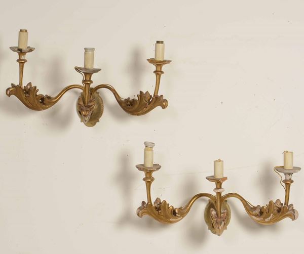 Coppia di appliques in legno intagliato e dorato a tre luci XVIII secolo