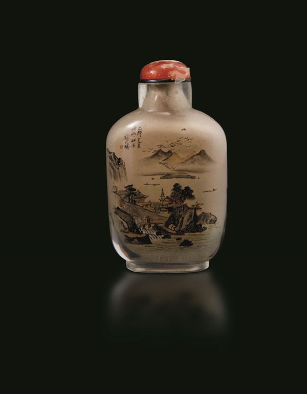 Snuff bottle in vetro dipinto con paesaggio montano con iscrizione, Cina, Repubblica, XX secolo
