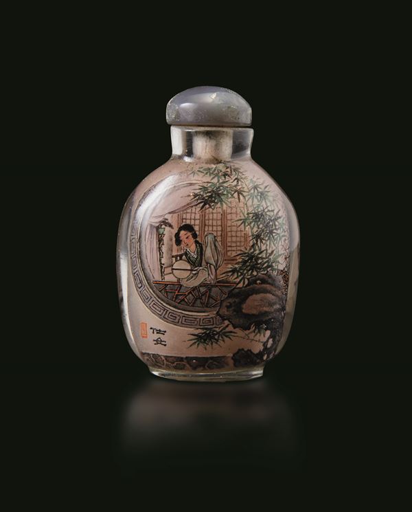 Snuff bottle in vetro dipinto raffigurante fanciulle alla finestra e iscrizione, Cina, XX secolo