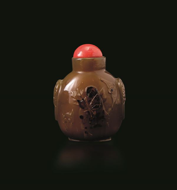 Snuff bottle scolpita in agata muschiata con figura di saggio e cerbiatto a rilievo, Cina, Dinastia Qing, XIX secolo