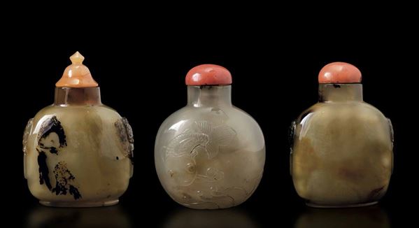 Tre snuff bottles scolpite in agata muschiata con decori di vario soggetto e tappi in corallo, Cina, Dinastia Qing, XIX secolo