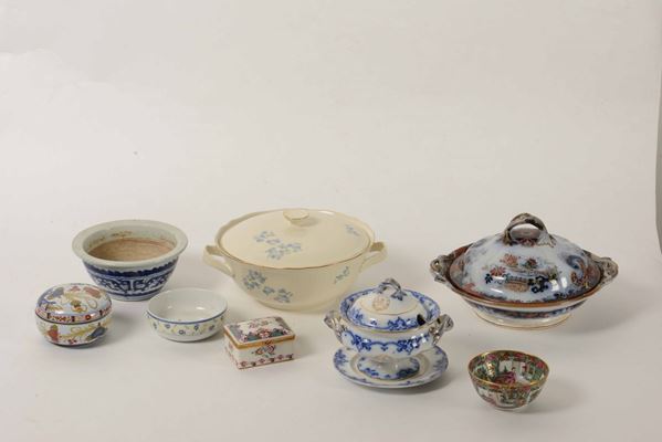 Diversi oggetti in ceramica