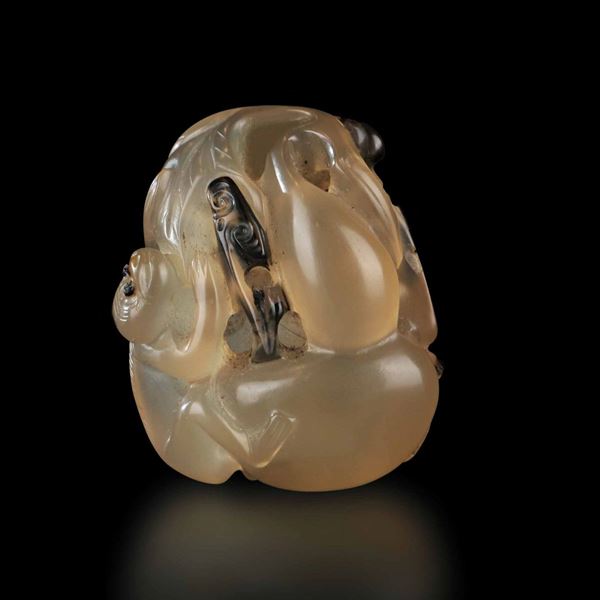Raro pendente scolpito in agata muschiata a soggetto naturalistico, Cina, Dinastia Qing, epoca Qianlong (1736-1796)