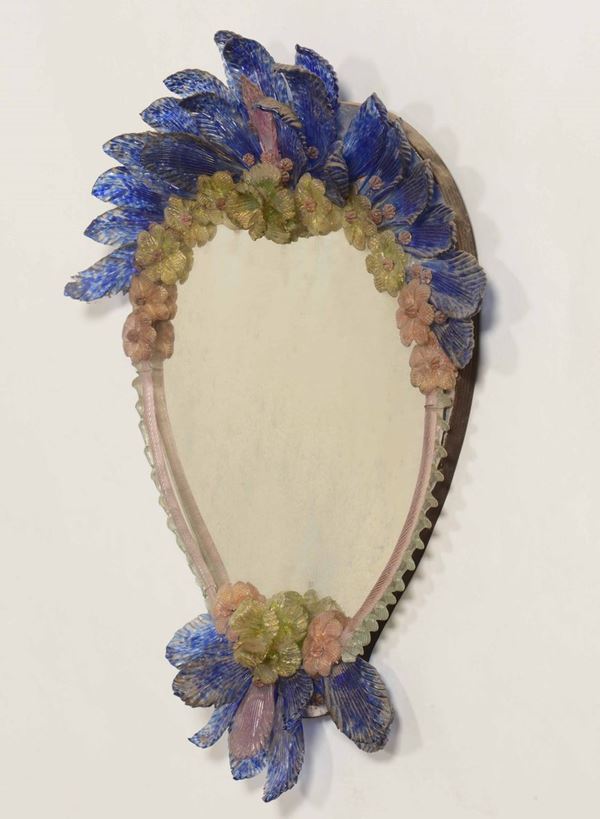 Specchiera in vetro policromo con applicazioni di foglie blu