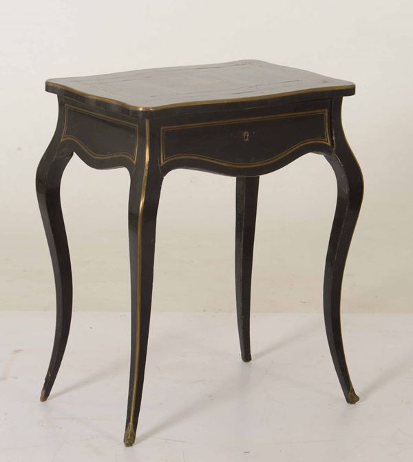 Tavolino con cassetto laccato nero con applicazioni di bronzo dorato