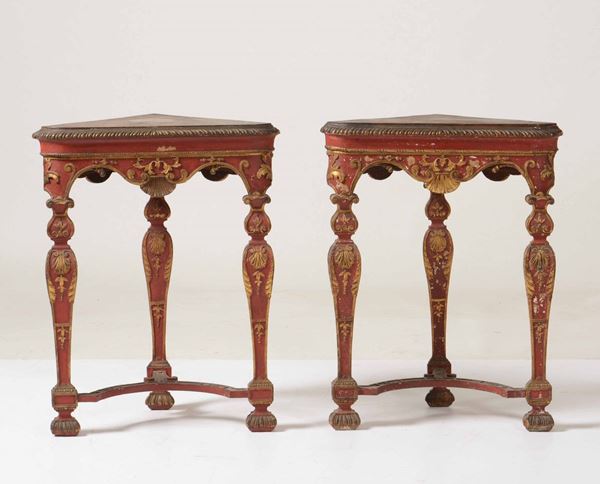 Coppia di tavolini angolari in legno intagliato e laccato. Fine XVIII secolo