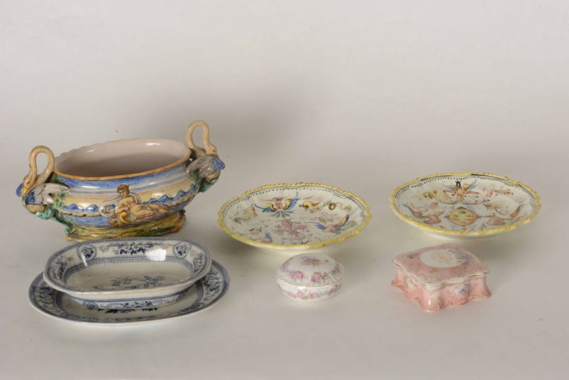 Un centrotavola e due piatti Italia centrale, inizio del XX secolo  - Auction Ceramics  [..]