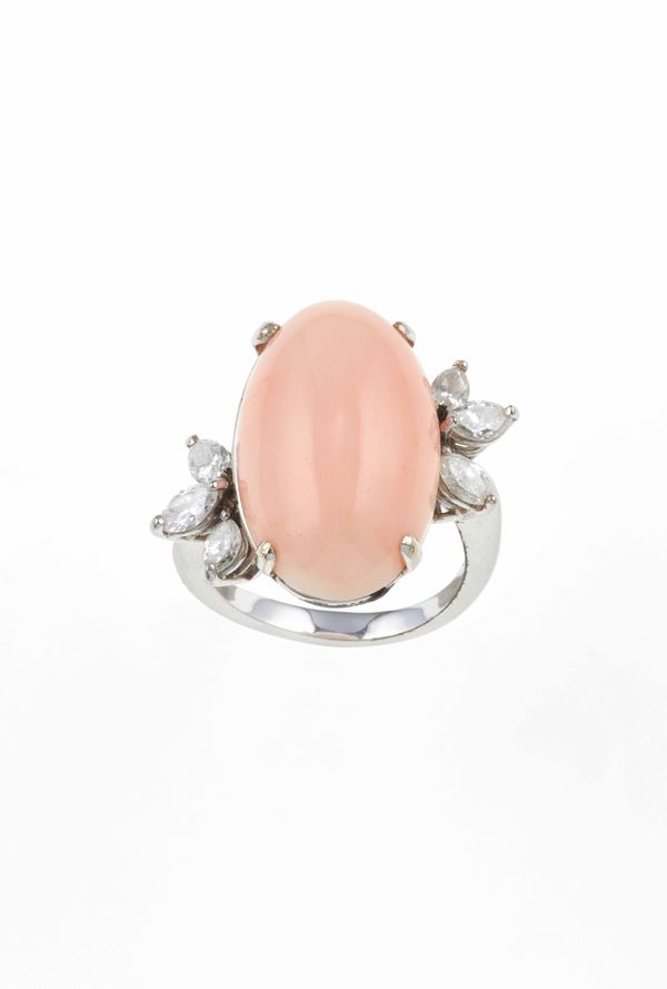 Demi-parure composta da spilla ed anello con corallo rosa e diamanti