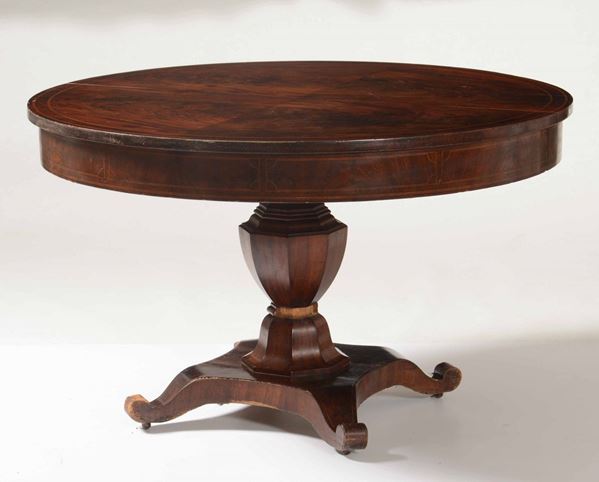 Tavolo circolare lastronato in radica e filettato, XIX secolo