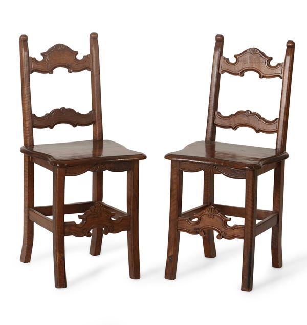 Coppia di sedie rustiche in legno