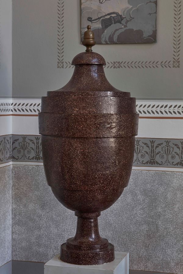 Coppia di grandi vasi con coperchio in ferro dipinto a finto porfido. Roma XVIII-XIX secolo
