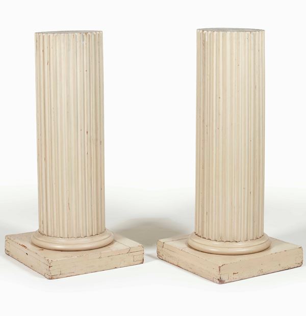 Coppia di colonne scanalate in legno laccato color avorio