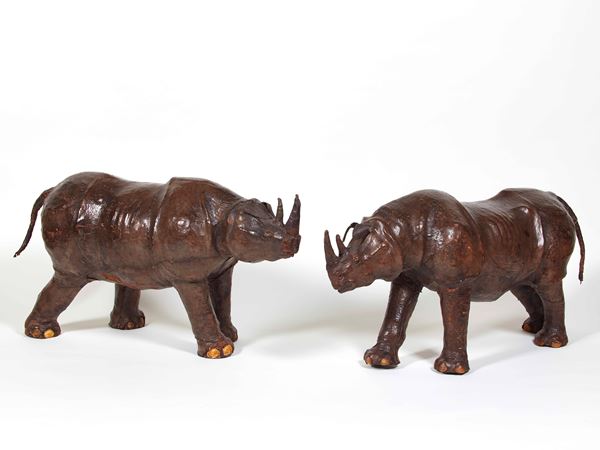 Coppia di sculture raffiguranti rinoceronti con occhi in vetro. Papier-machè ricoperto in cuoio. Francesco Albini, Milano 1930 ca