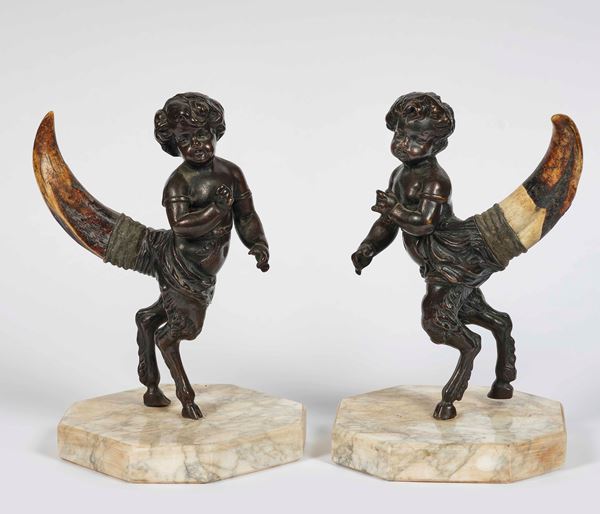 Coppia di satiri in bronzo e corno. Inizio XIX secolo