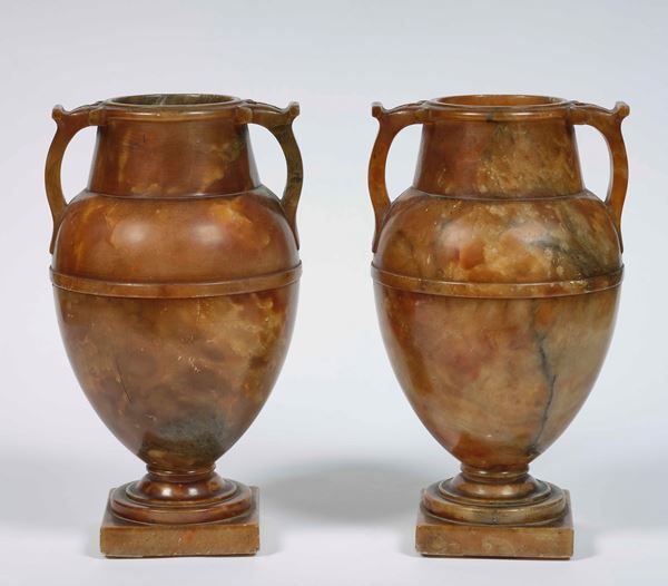 Coppia di vasi ad urna in alabastro. Arte neoclassica, XIX secolo