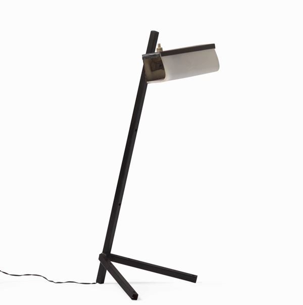 Lampada da tavolo con struttura in metallo laccato, diffusore orientabile in metallo e perspex.