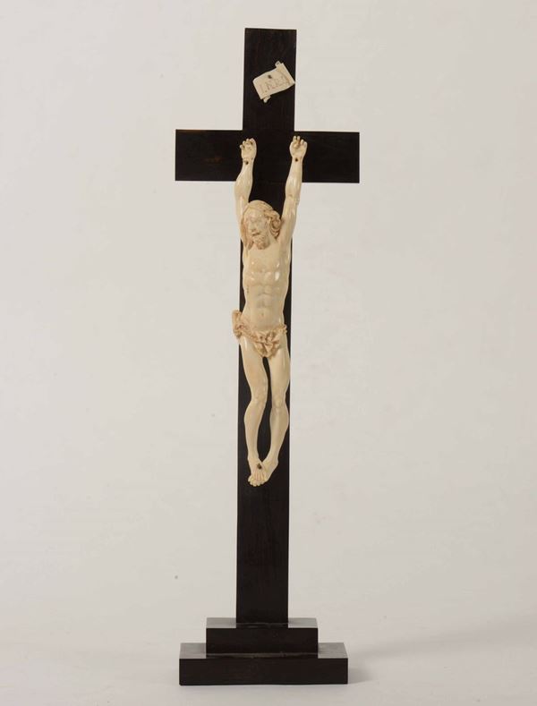 Crocifisso in avorio su croce in legno ebanizzato. XIX-XX secolo