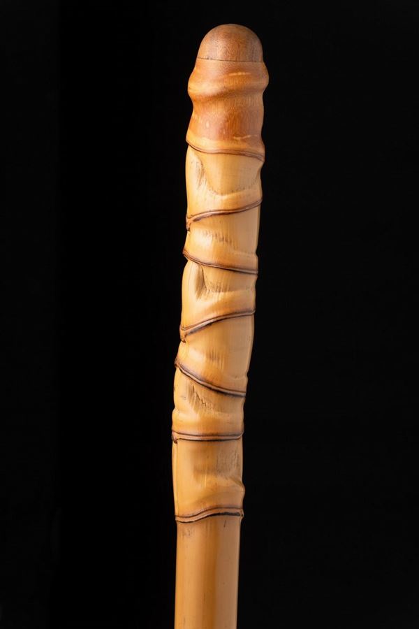 Bastone monossile in legno a tema erotico. Inizio XX secolo