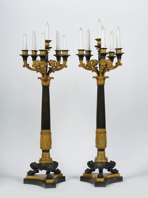 Coppia di candelabri in bronzo dorato e patinato. Epoca Carlo X. XIX secolo