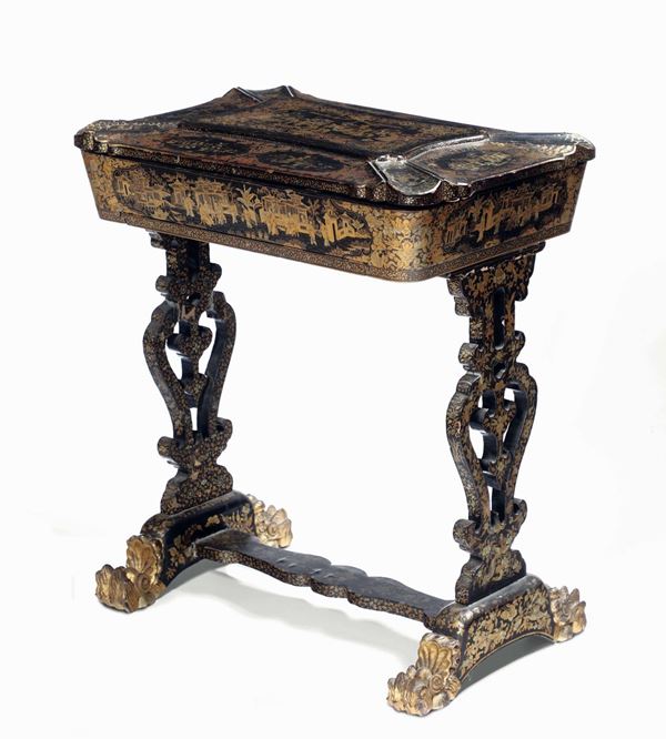 Tavolino da lavoro in legno ebanizzato e decorato a cineserie. XIX secolo