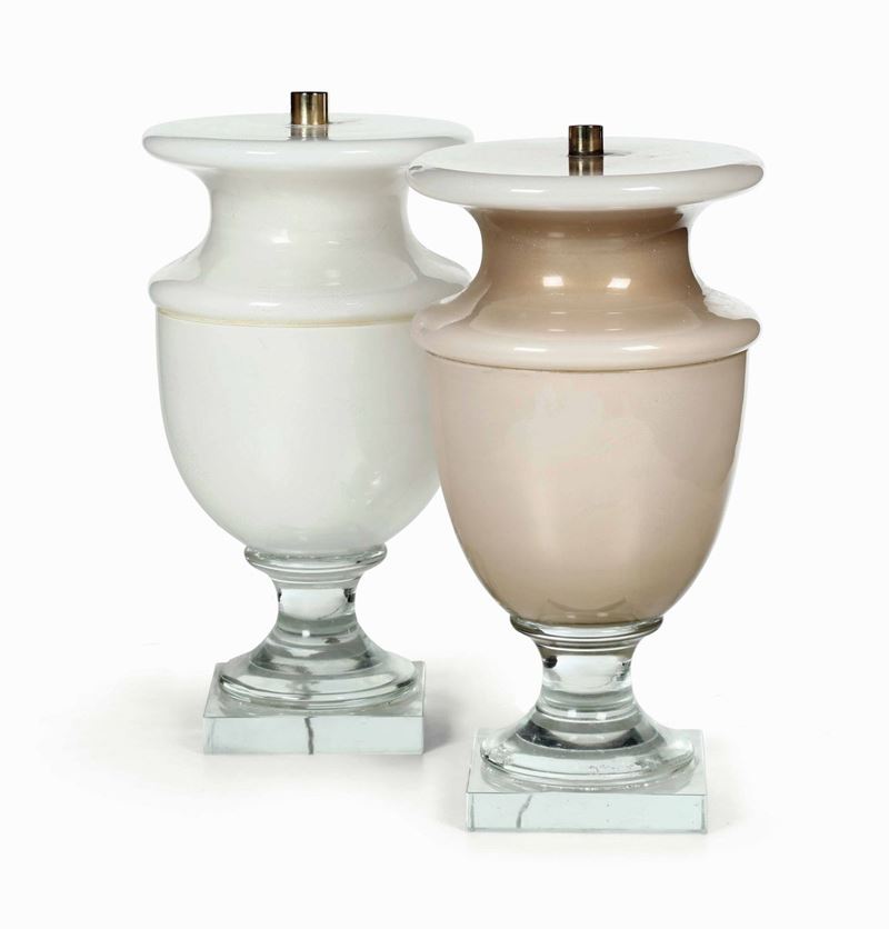 Coppia di lampade "Maurice" in vetro soffiato, color bianco lattimo e beige fumé  - Auction Italian Mansions - I - Cambi Casa d'Aste