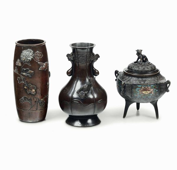 Lotto composto da due vasi e da un incensiere in bronzo e smalti, Cina e Giappone, XX secolo