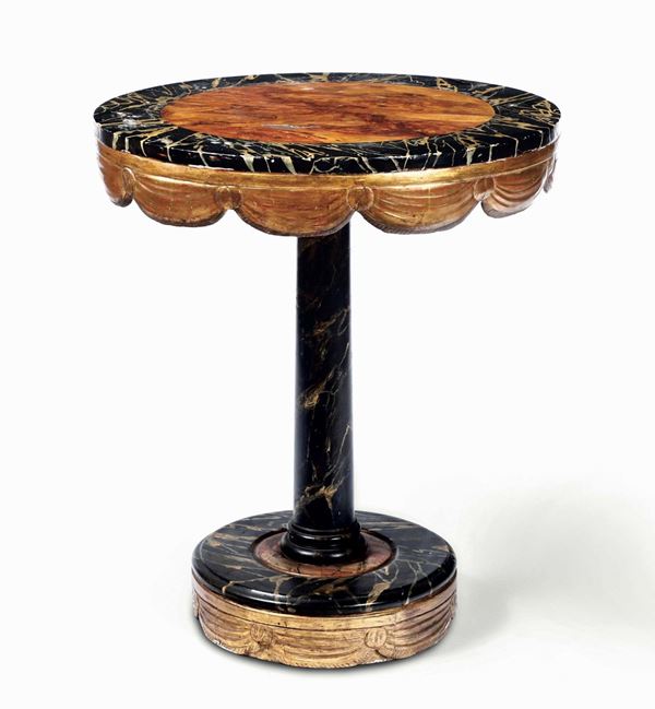 Tavolino di forma circolare in legno laccato a finto marmo e dorato, XX secolo, costruito con elementi antichi