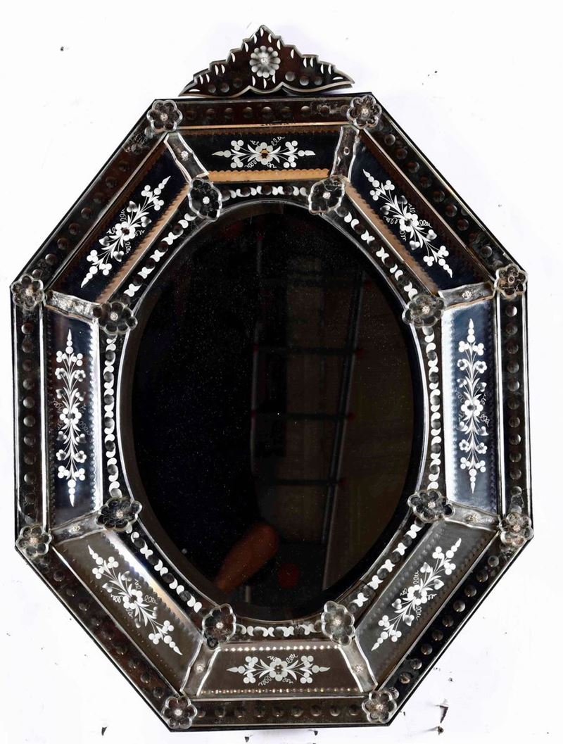 Specchiera ottagonale in vetro di Murano inciso, XX secolo  - Asta Dimore Italiane - I - Cambi Casa d'Aste