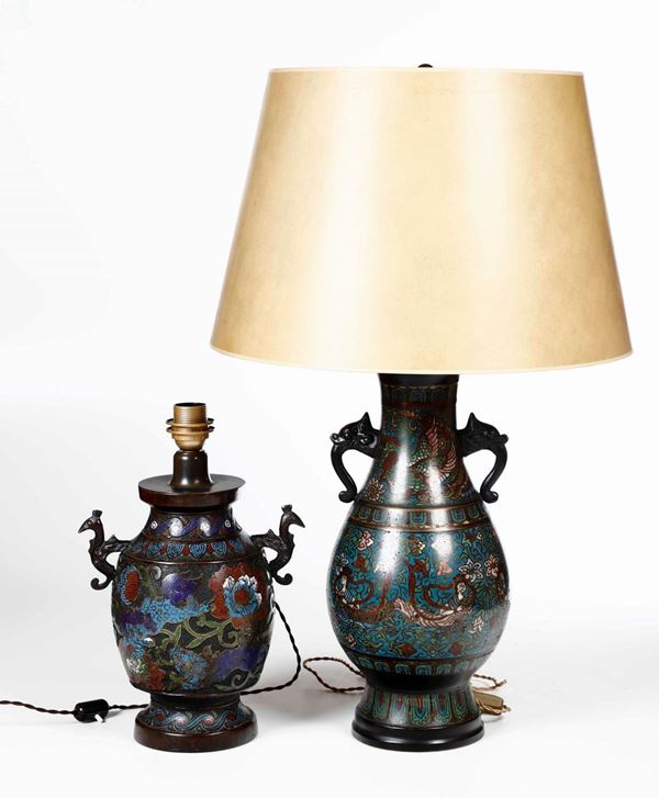 Due lampade da tavolo diverse in bronzo e smalti cloisonnés, Cina XX secolo