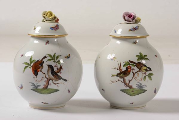 Coppia di vasi con coperchio "Rothschild"  Ungheria, manifattura Herend, 1941
