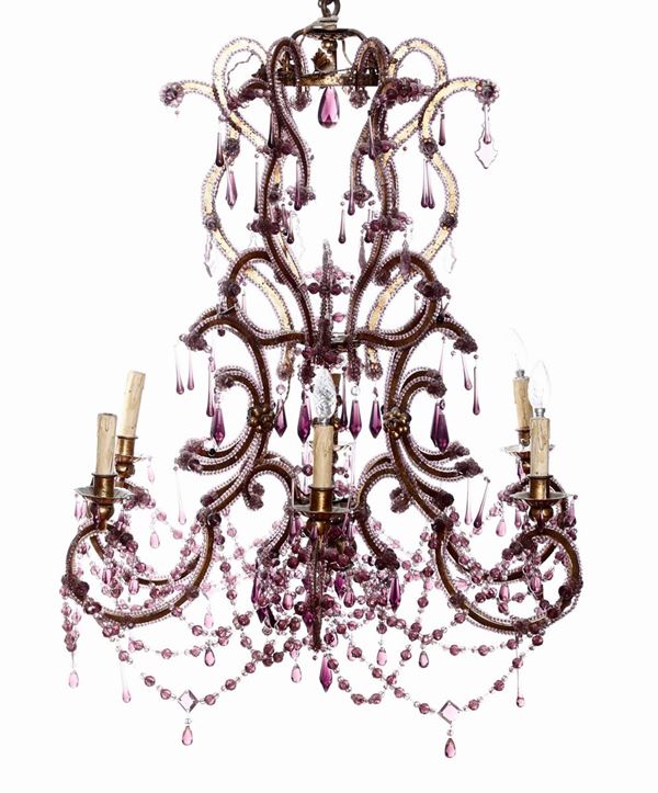 Lampadario a sei luci in metallo e cristalli a goccia viola. XIX secolo