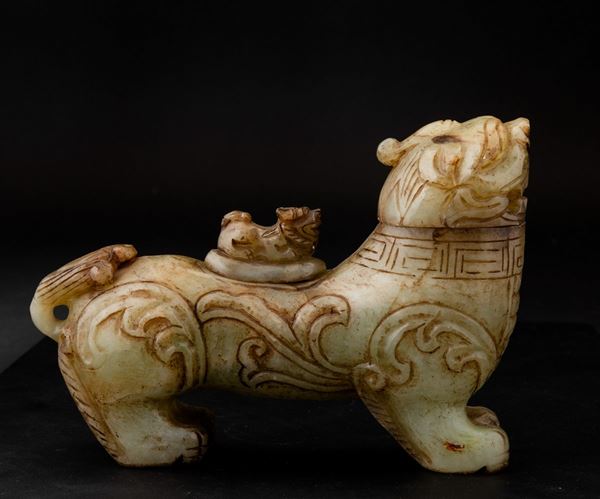 Vaso scolpito in giada e russet a foggia di leone, Cina, XX secolo