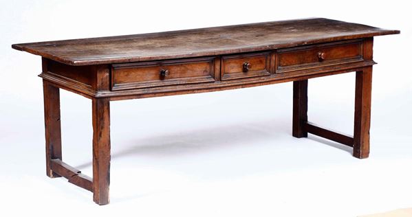 Grande tavolo in legno con tre cassetti sulla fascia, gambe dritte