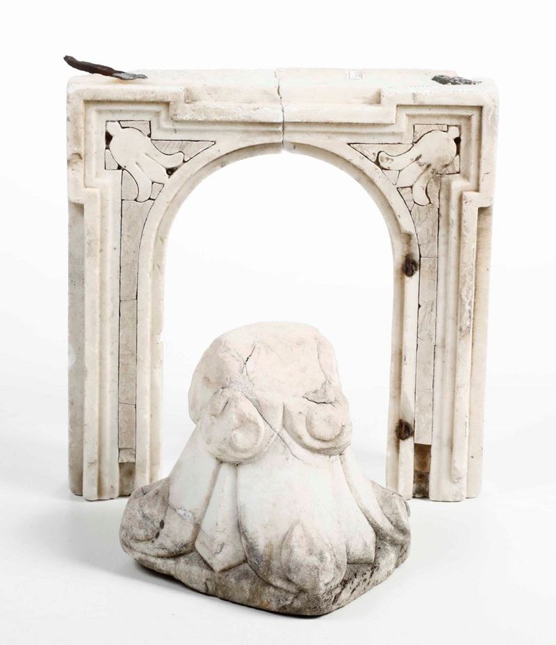 Capitello a crochet e elemento architettonico in marmo bianco  - Auction Sculptures | Cambi Time - Cambi Casa d'Aste