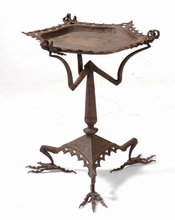 Tavolino in ferro battuto a forma esagonale