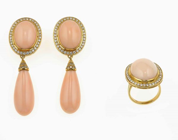 Demi-parure composta da anello ed orecchini in corallo rosa e diamanti