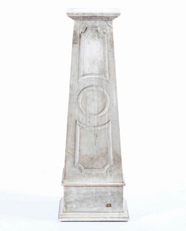 Base in marmo di forma rastremata. XIX-XX secolo