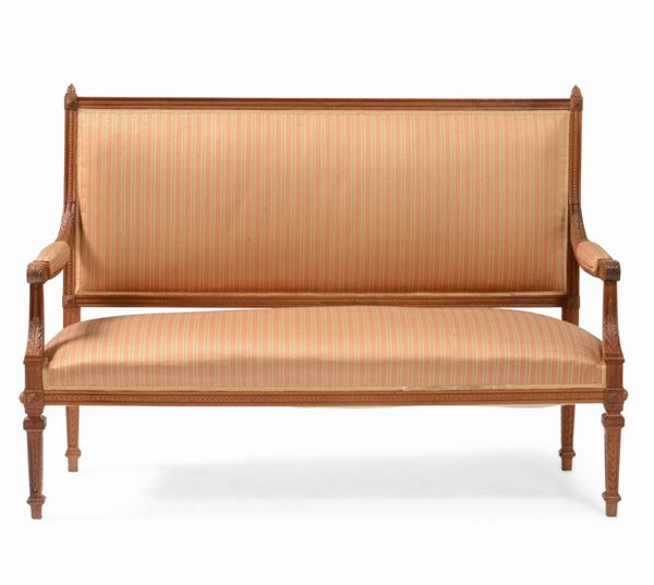Salotto in legno intagliato composto da divano, coppia di poltrone e coppia di sedie. XIX secolo