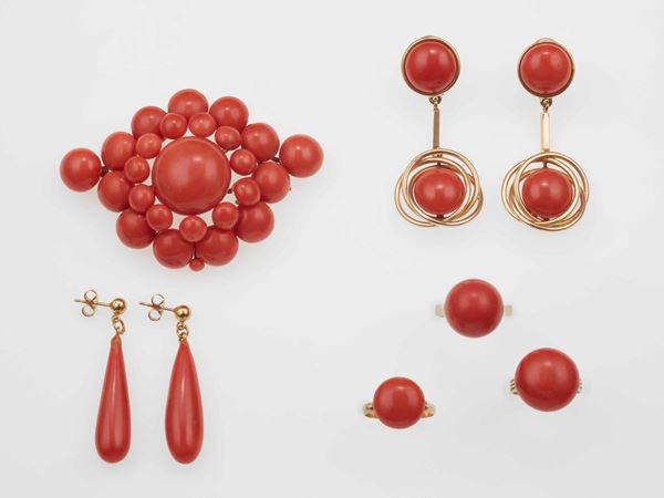 Group of coral and gold jewels