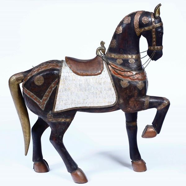Cavallo in legno dipinto.
